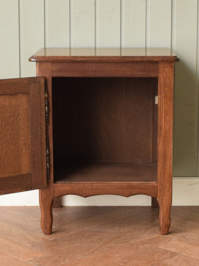 アンティークのサイドキャビネットの扉の中