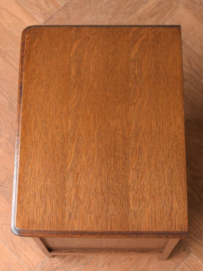 アンティークのサイドキャビネットの天板