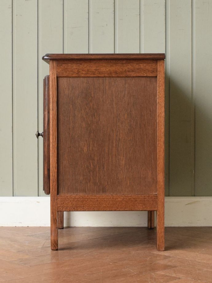 サイドキャビネットの側面