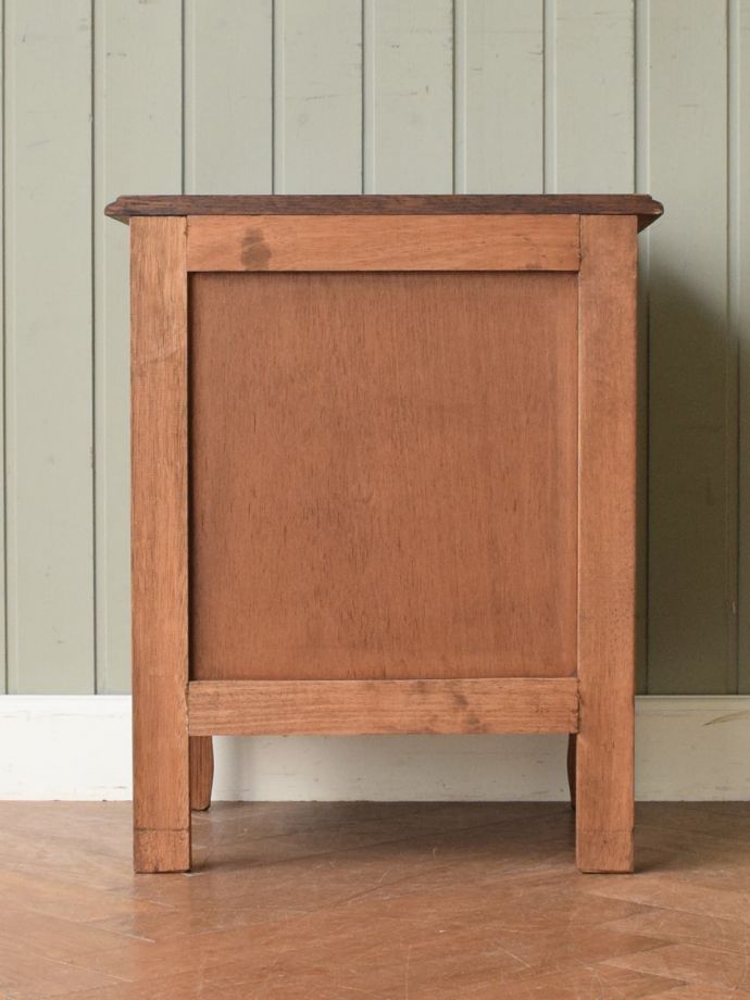 サイドキャビネットの後ろ姿