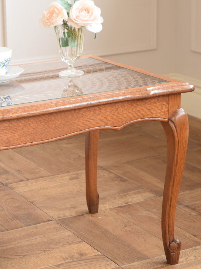 フランスの家具らしい美しいフォルム