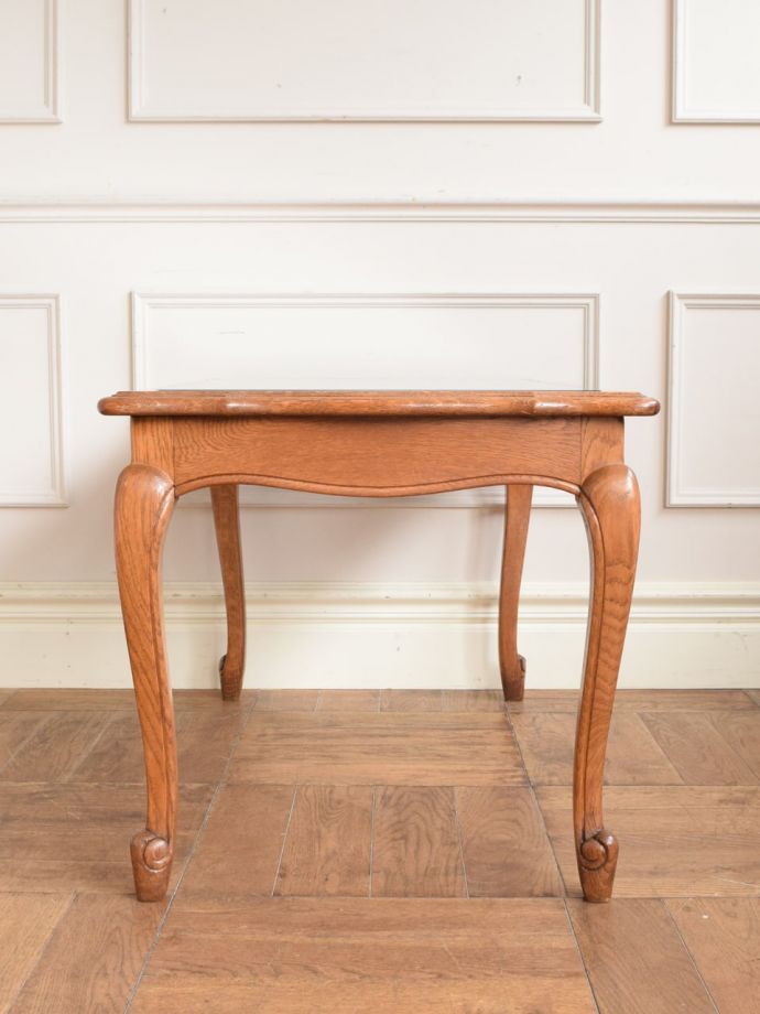 アンティークテーブルの横顔