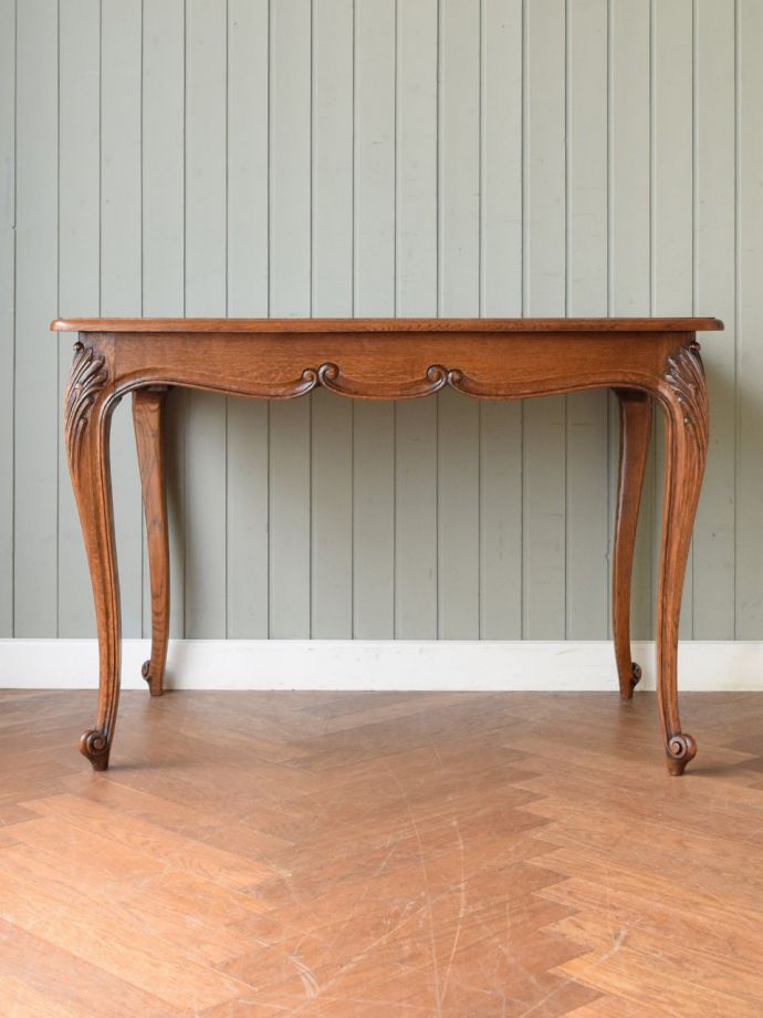 アンティークテーブルの横顔