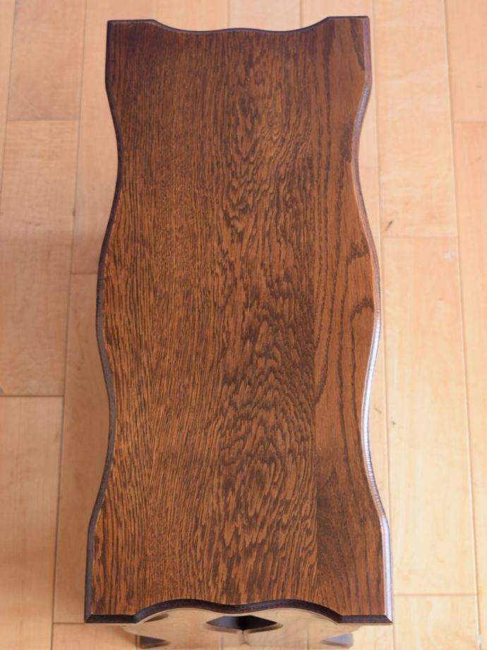 サイドテーブル付きのマガジンラック