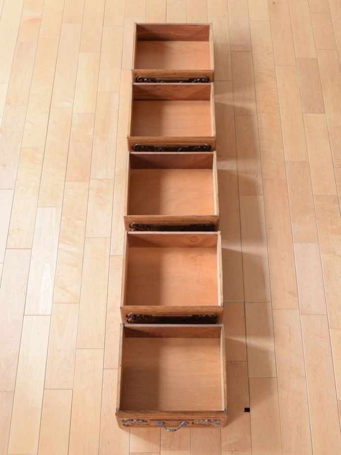 アンティークチェストの引き出しの中