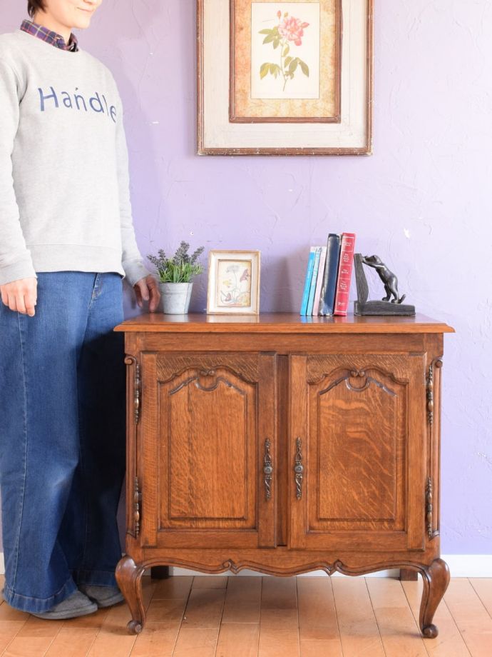 フランスの優雅なサイドボード