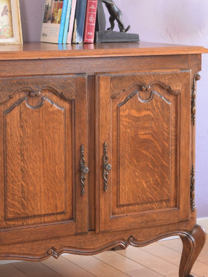 フランスのアンティークらしい美しい彫