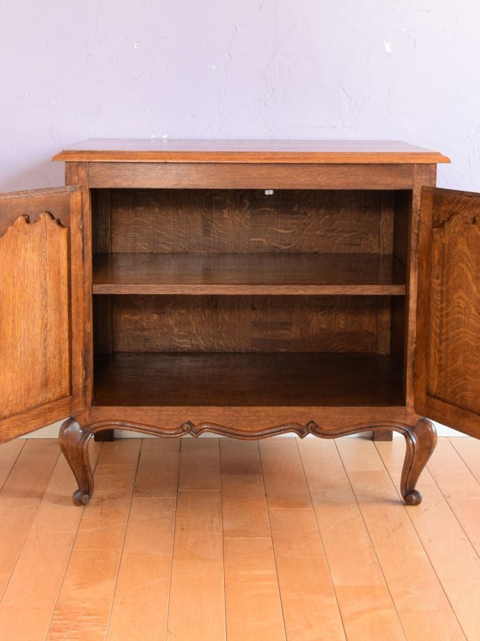 アンティークのサイドボードの扉の中