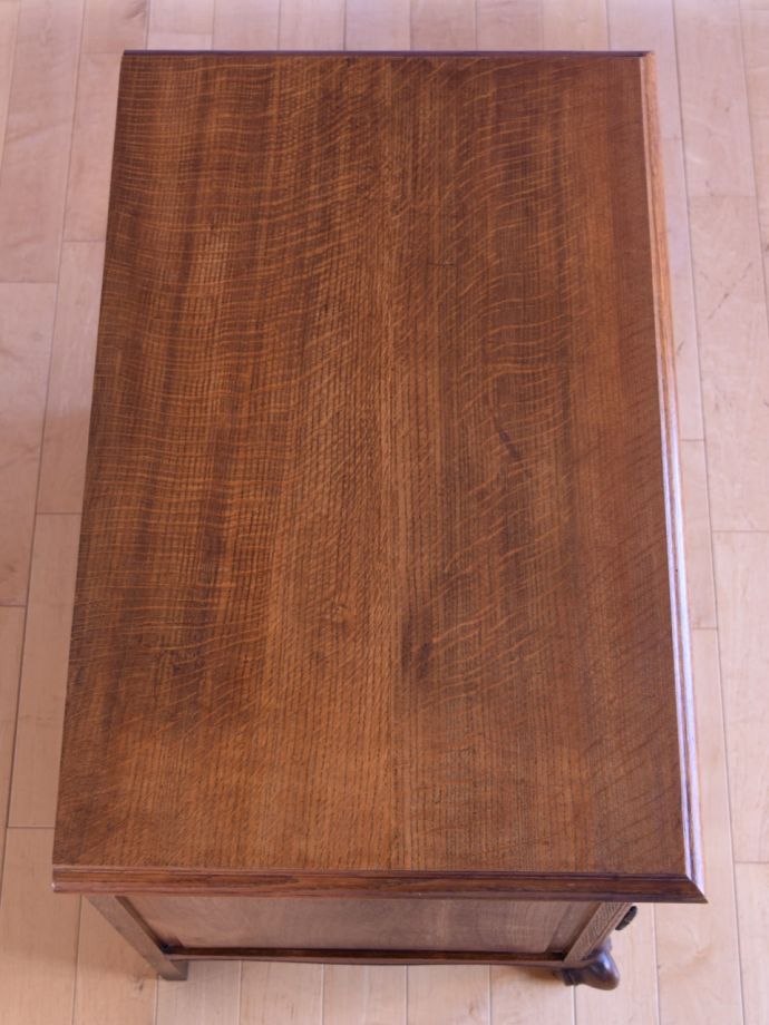 アンティークのサイドボードの天板