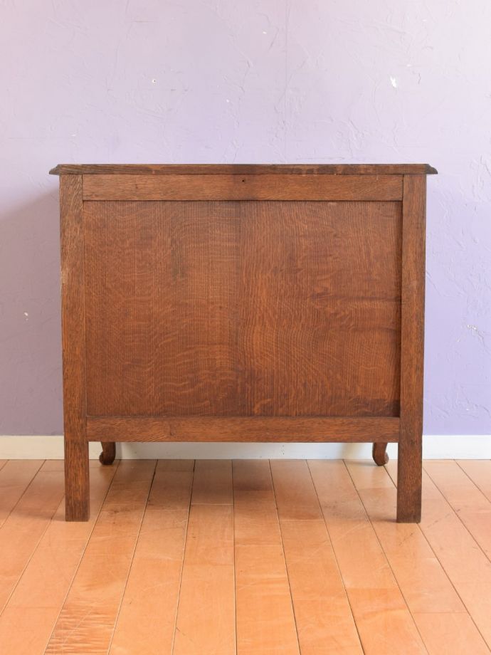 サイドボードの後ろ姿