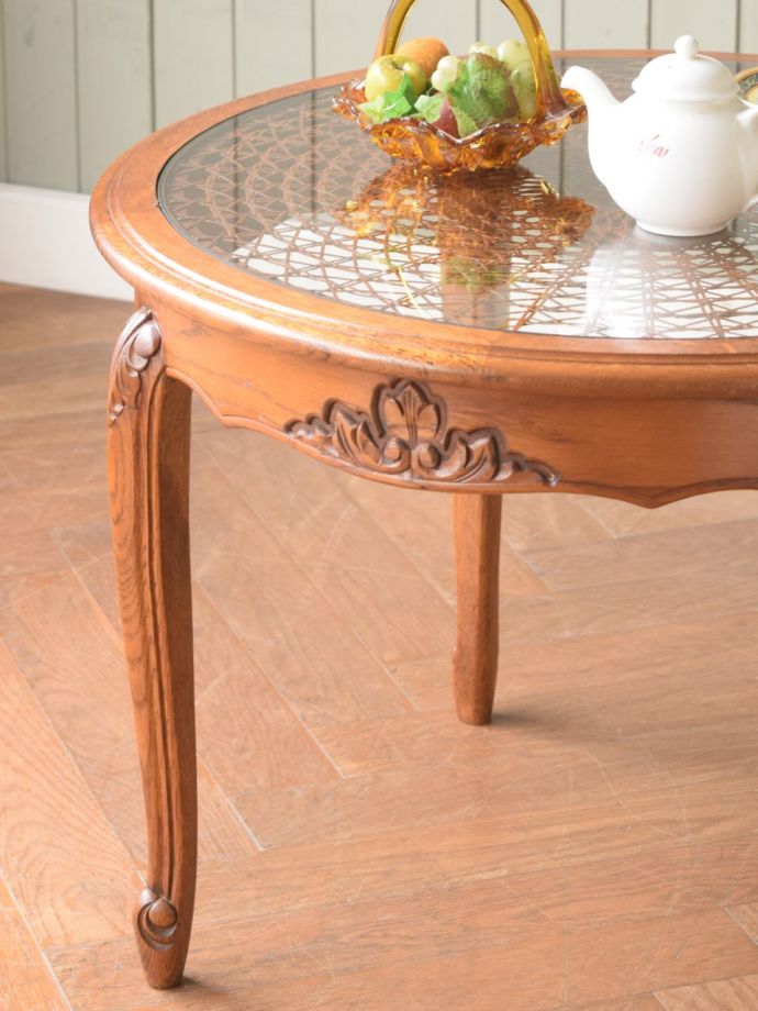 フランスの家具らしい美しいフォルム