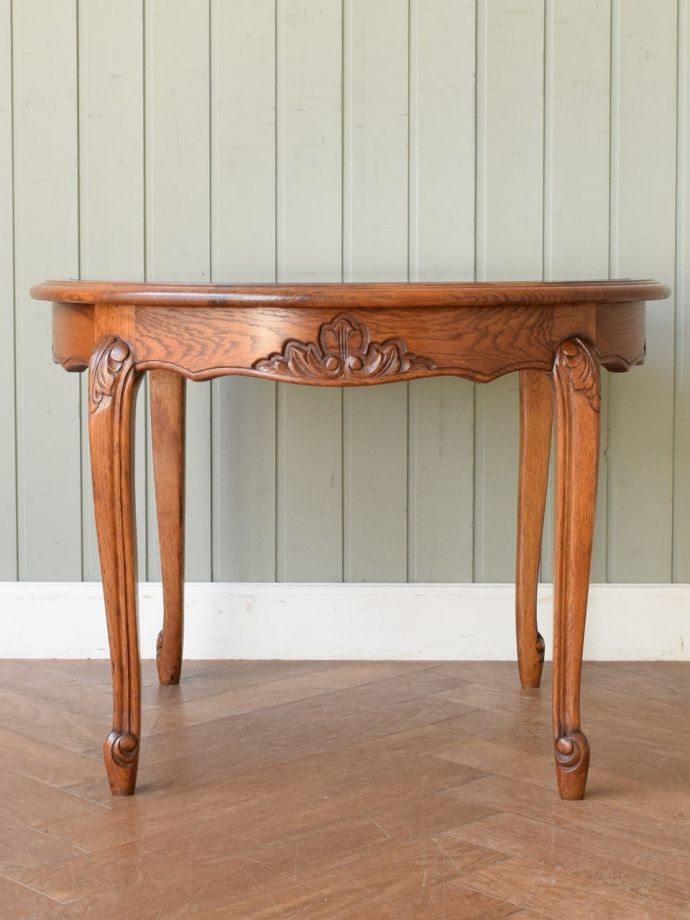 アンティークテーブルの横顔