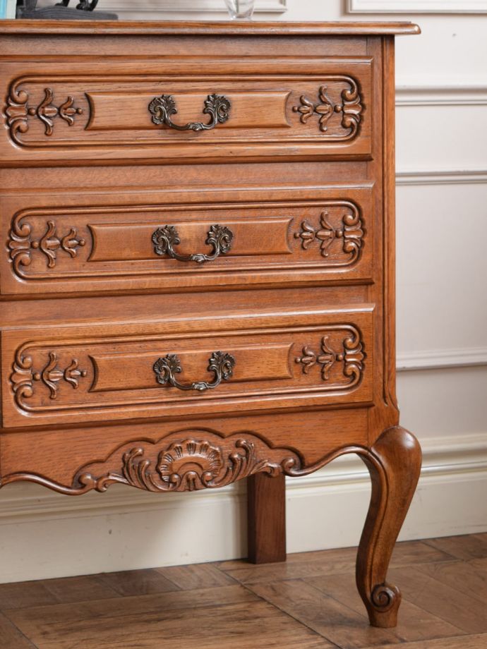 フランスアンティークらしい美しい彫