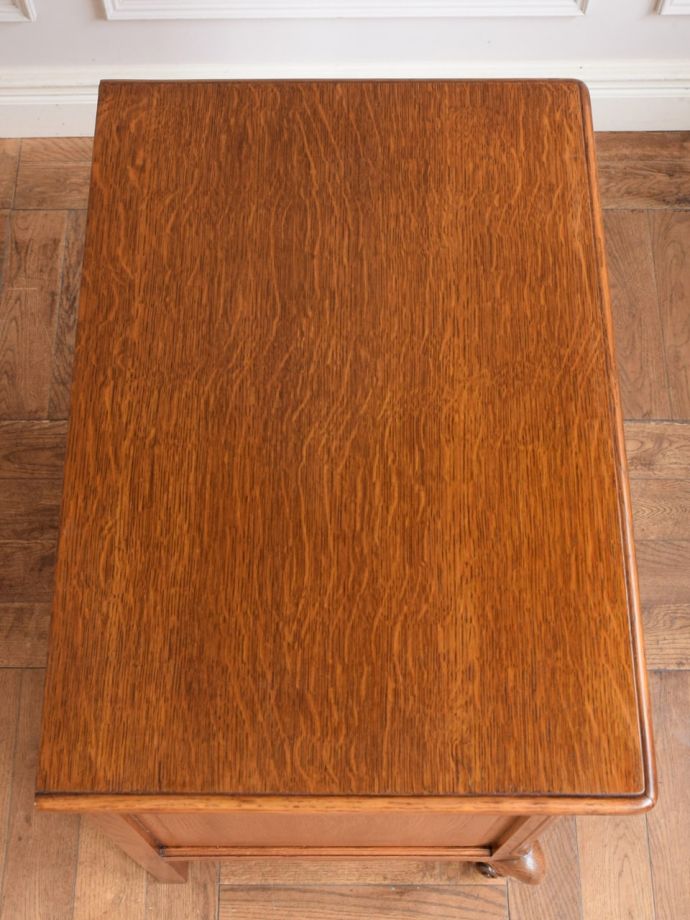 アンティークのチェストの天板