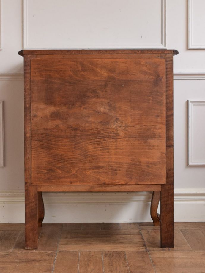 チェストの後ろ姿