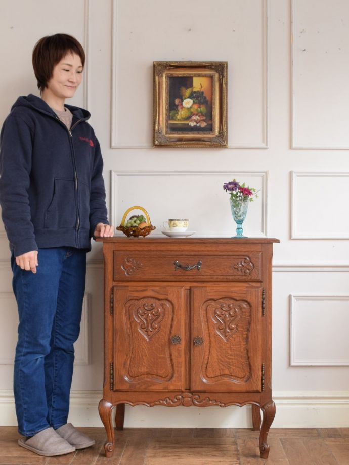 フランスの優雅なサイドボード