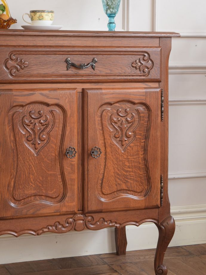 フランスのアンティークらしい美しい彫