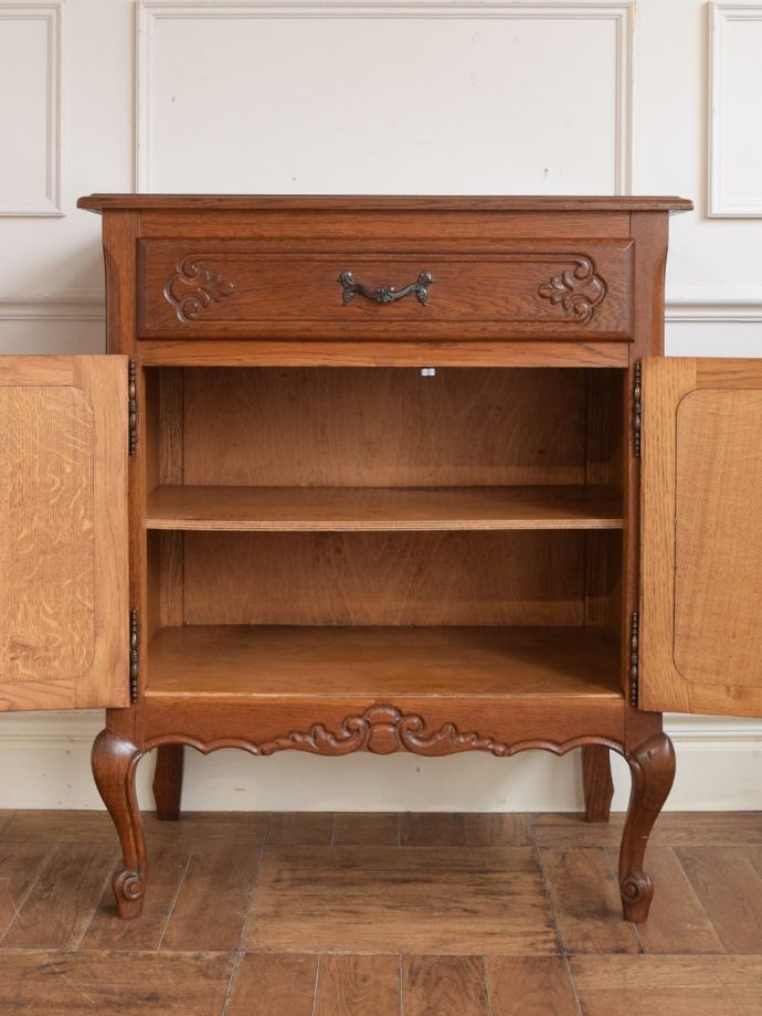 アンティークのサイドボードの扉の中