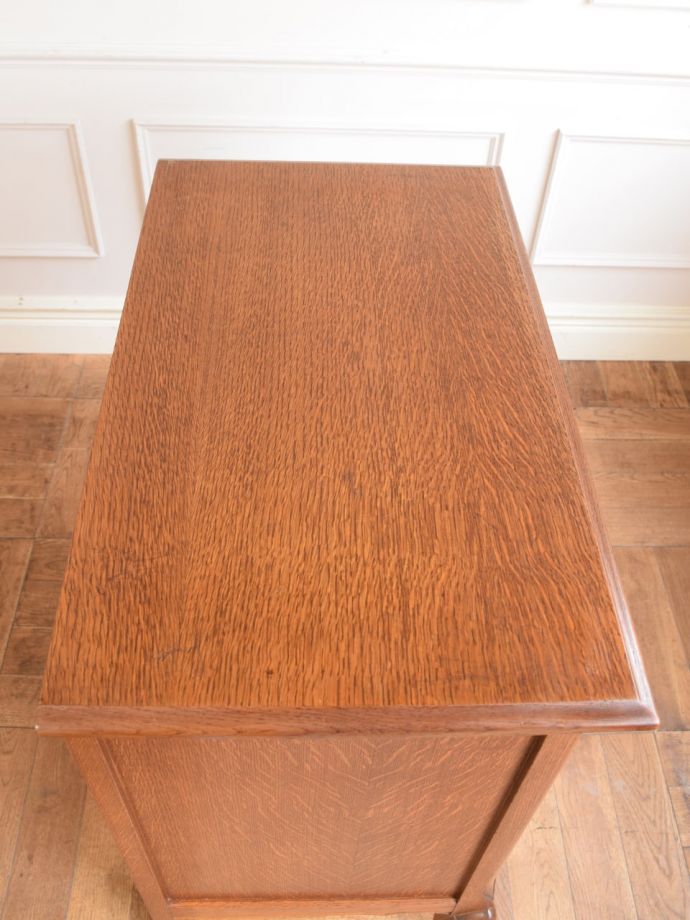 アンティークのサイドボードの天板