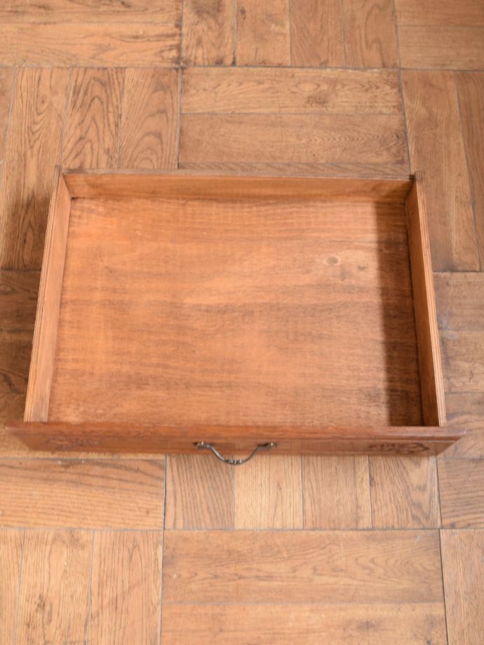 サイドボードの引き出しの中