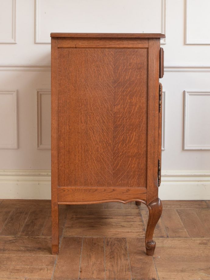 サイドボードの側面