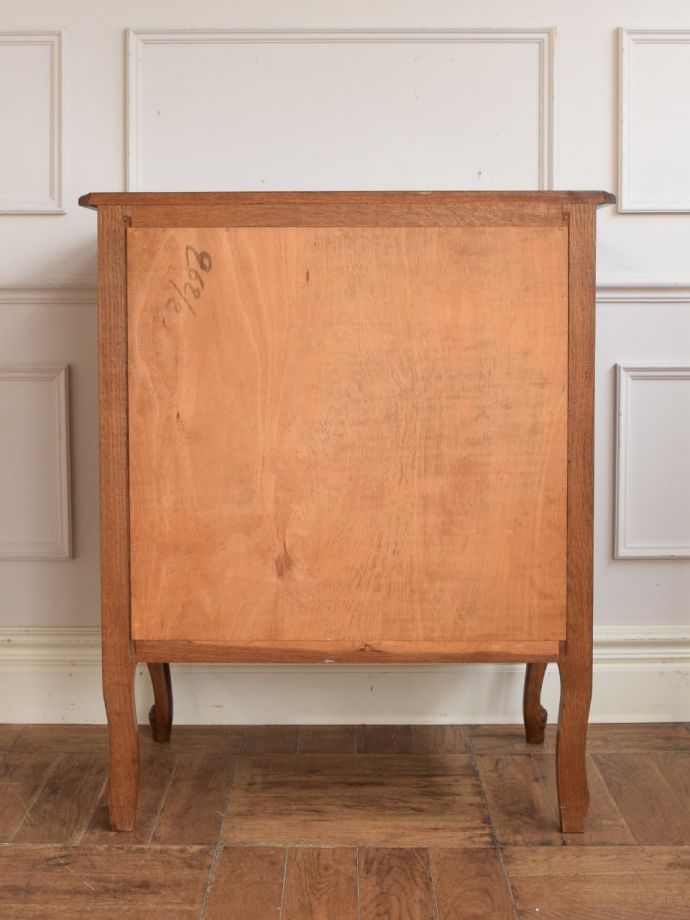 サイドボードの後ろ姿