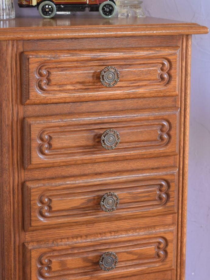 フランスの家具らしい美しいフォルム