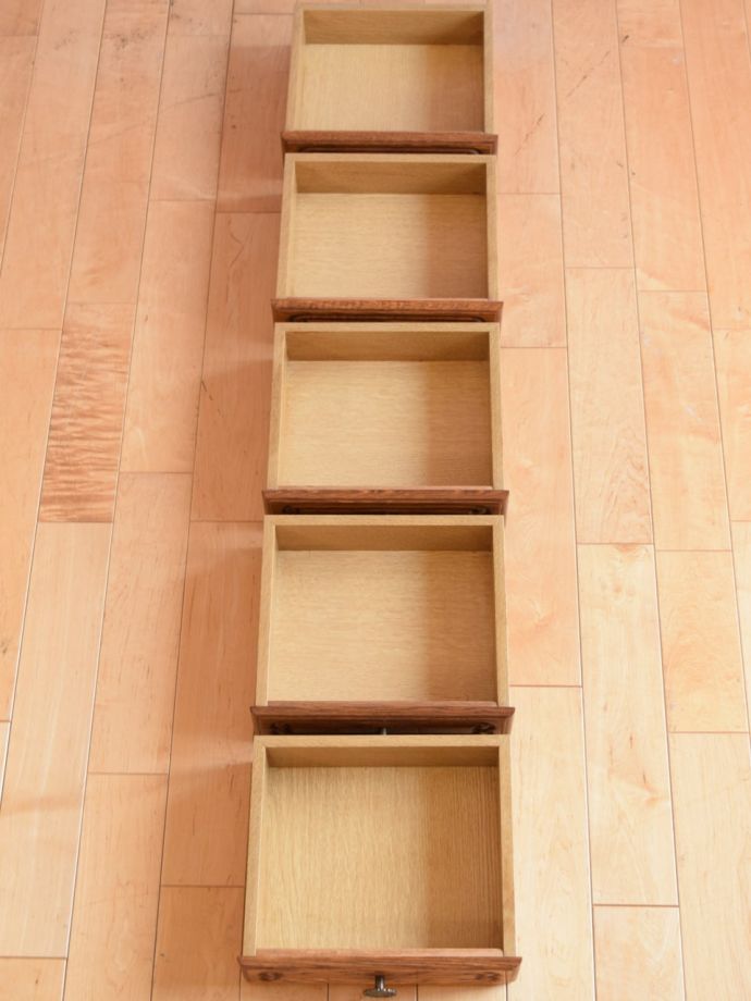 アンティークチェストの引き出しの中