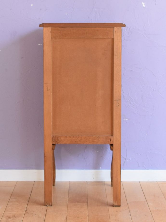 チェストの後ろ姿