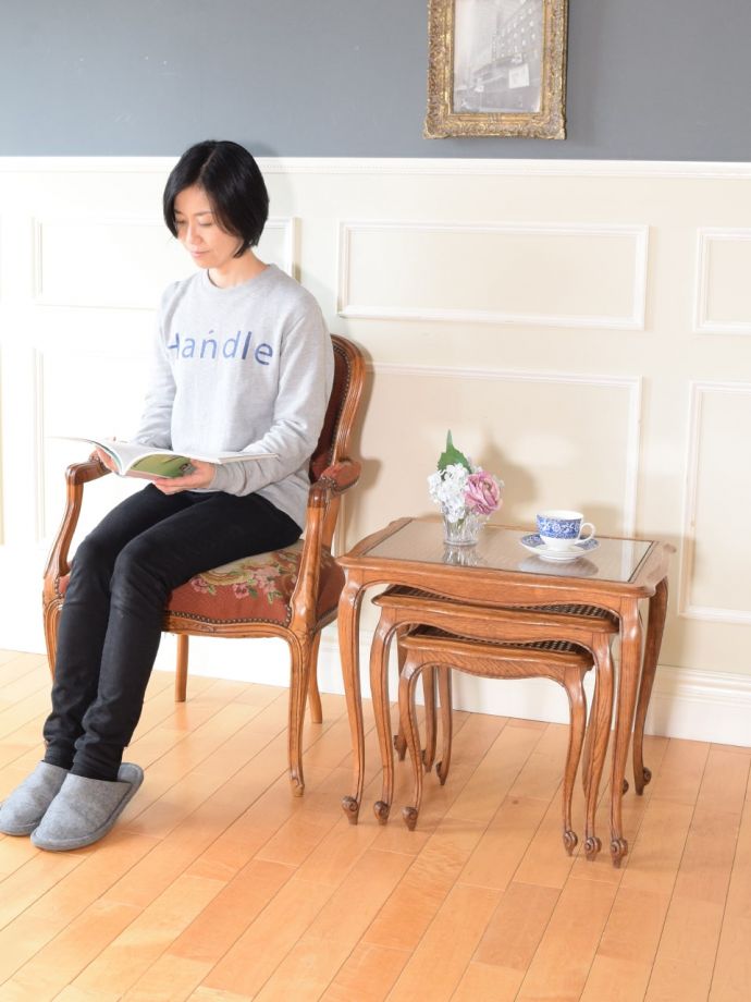 おしゃれなアンティークのネストテーブル