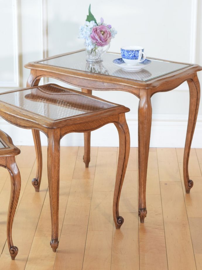 猫脚がおしゃれなネストテーブル