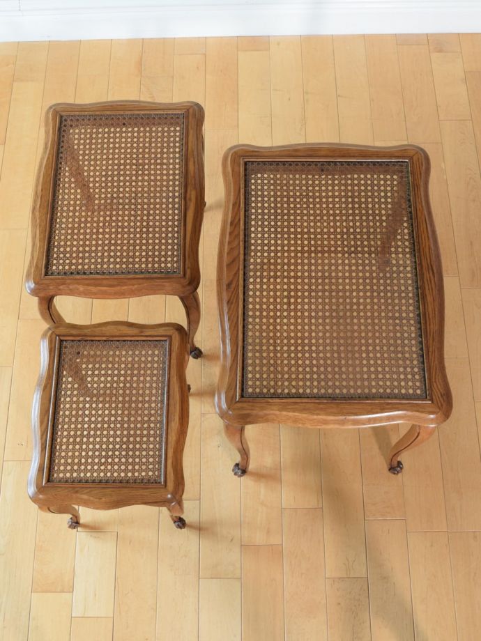 アンティークのネストテーブルの天板