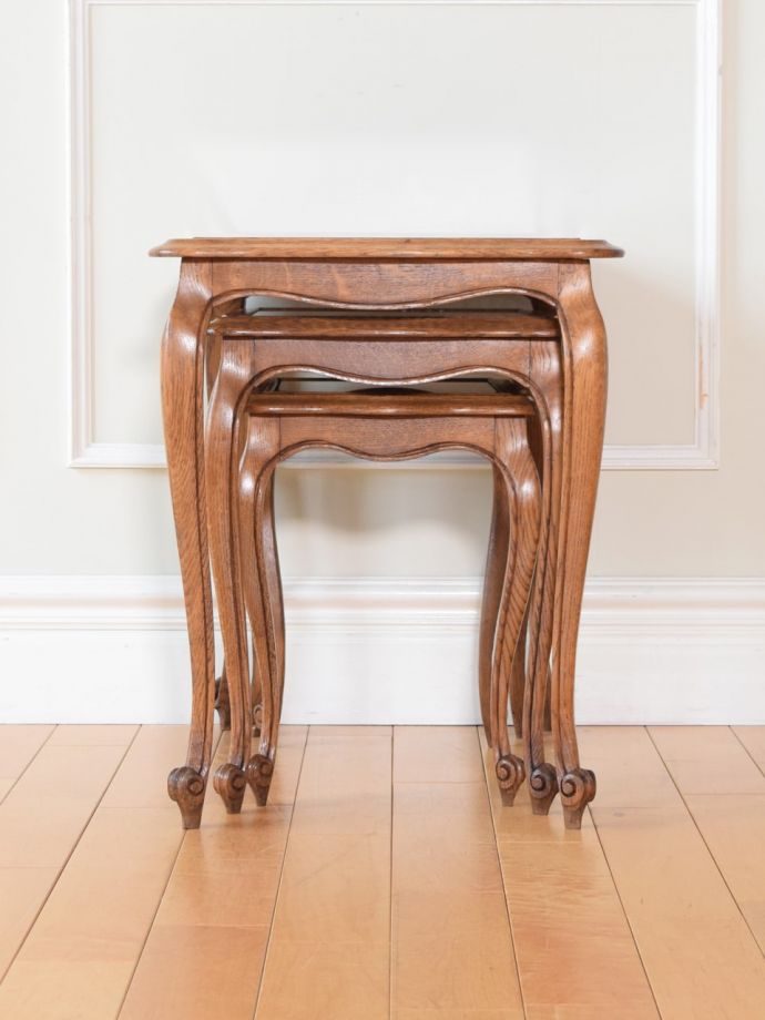 アンティークコーヒーテーブルの側面