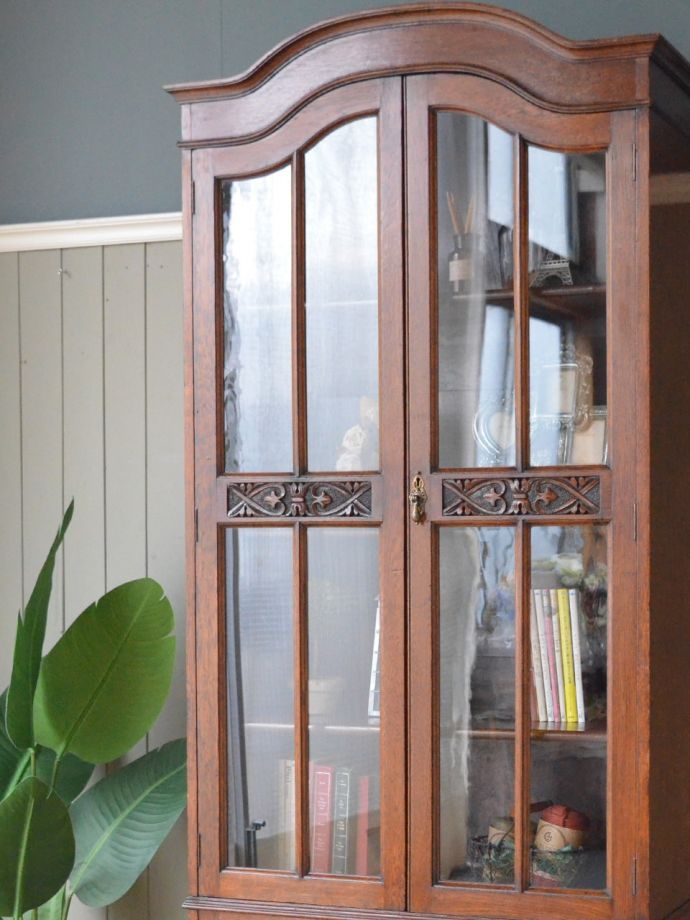 アンティーク家具らしさが漂うキャビネット