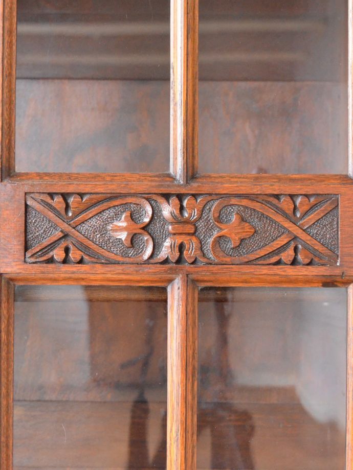 英国アンティーク家具らしい装飾