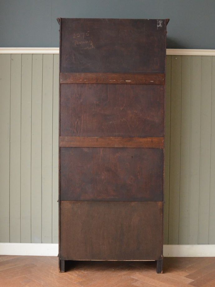 キャビネットの後ろ姿