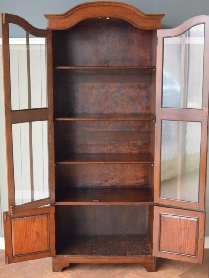 アンティークキャビネットの扉の中