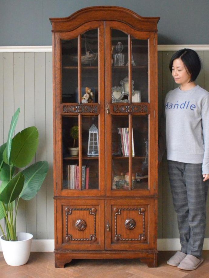英国アンティークのキャビネット