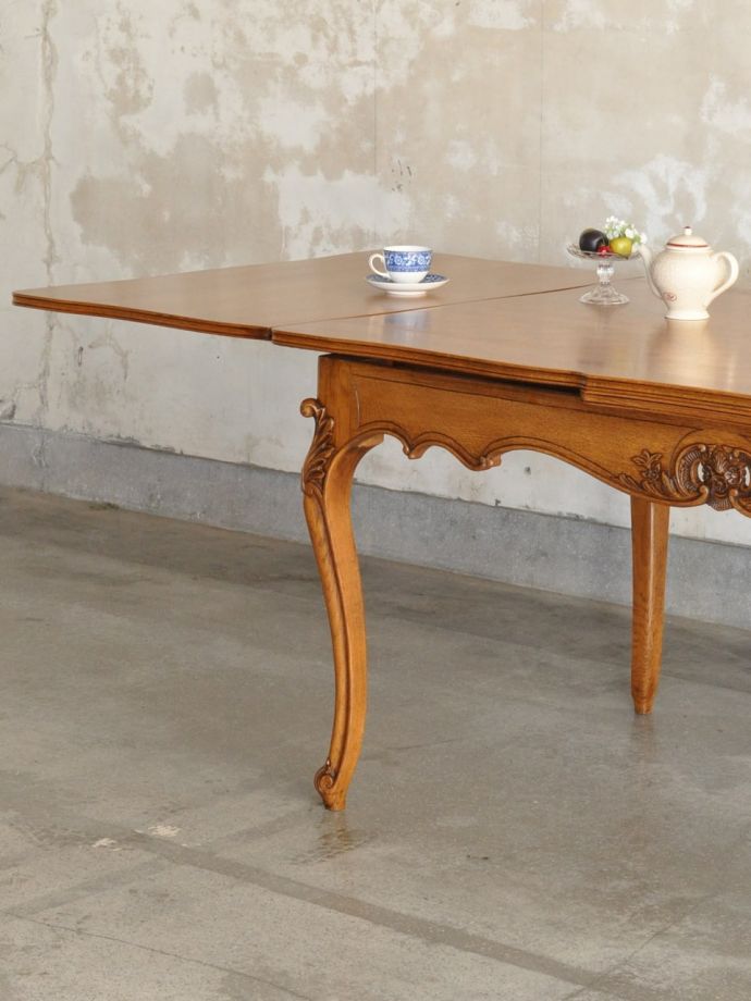 フランスの家具らしい美しい猫脚