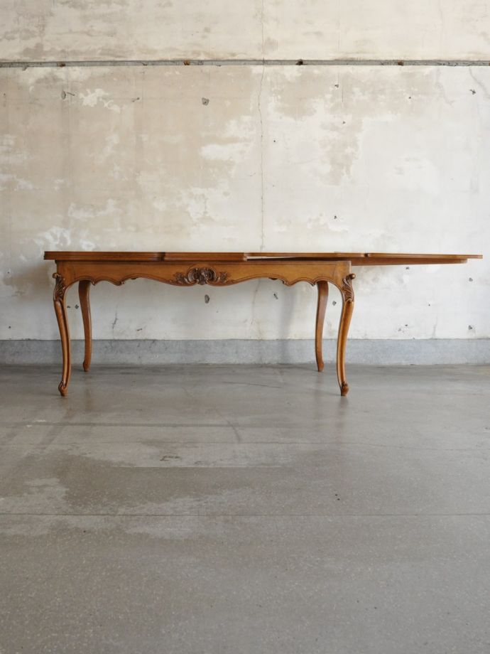 伸長式テーブルを片方開くと