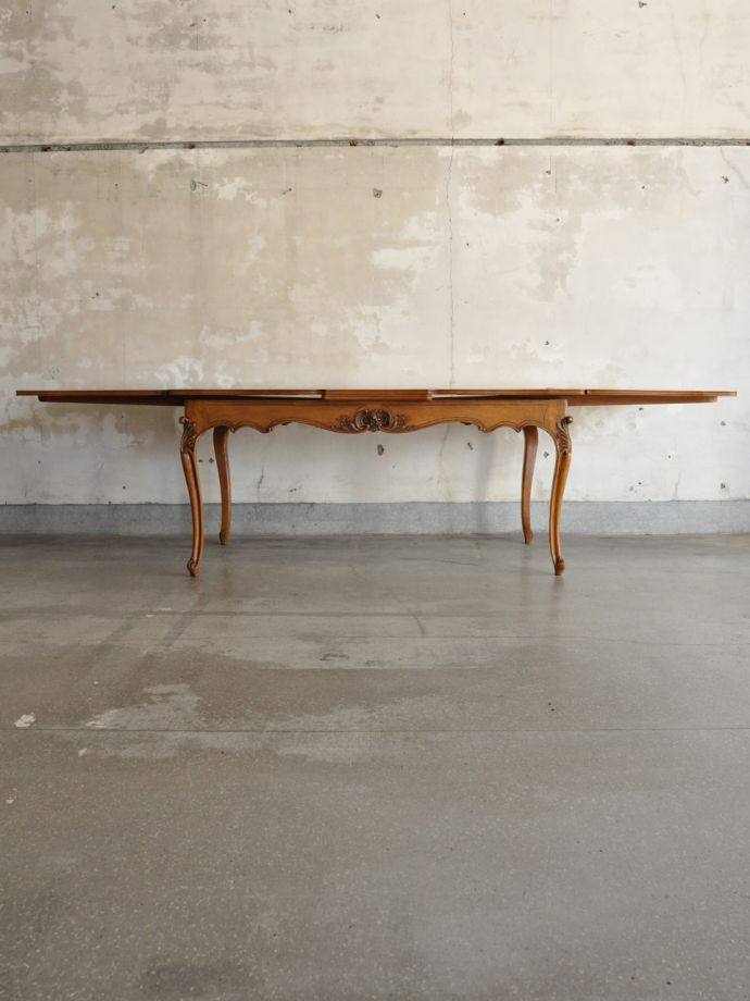 両方のリーフを開いた伸長式テーブル