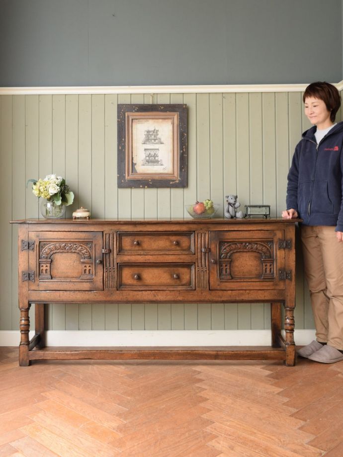 英国アンティークのサイドボード