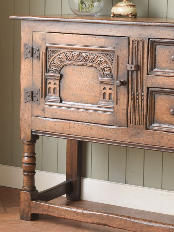 アンティーク家具らしさが漂うサイドボード