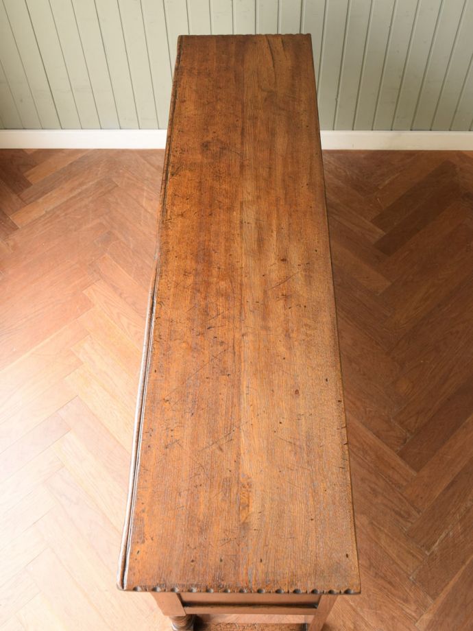 アンティークのサイドボードの天板