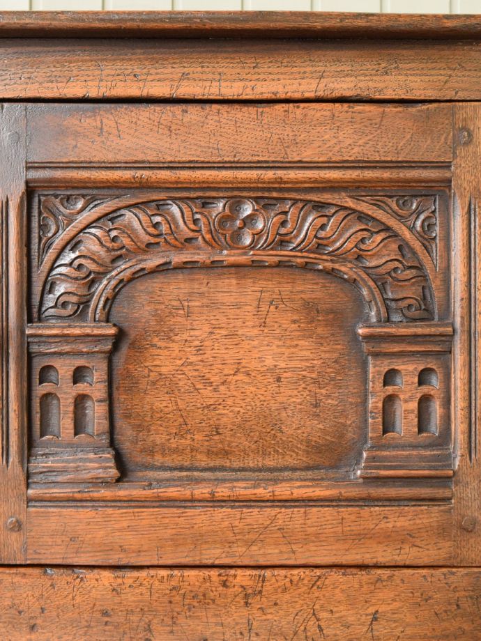 英国アンティーク家具らしい装飾