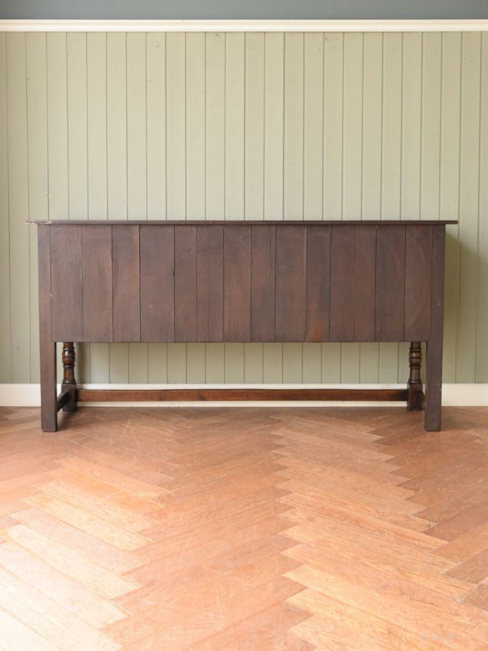 キャビネットの後ろ姿