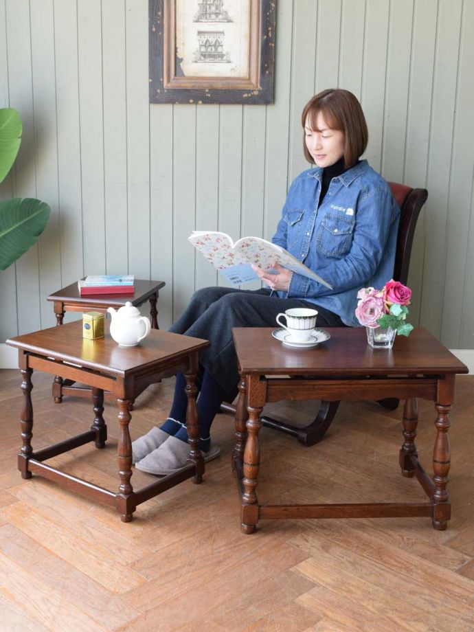 アンティークのネストテーブル