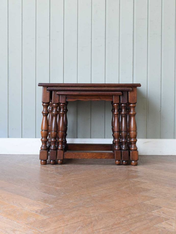 アンティークのネストテーブル