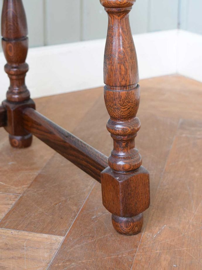 アンティークテーブルの脚