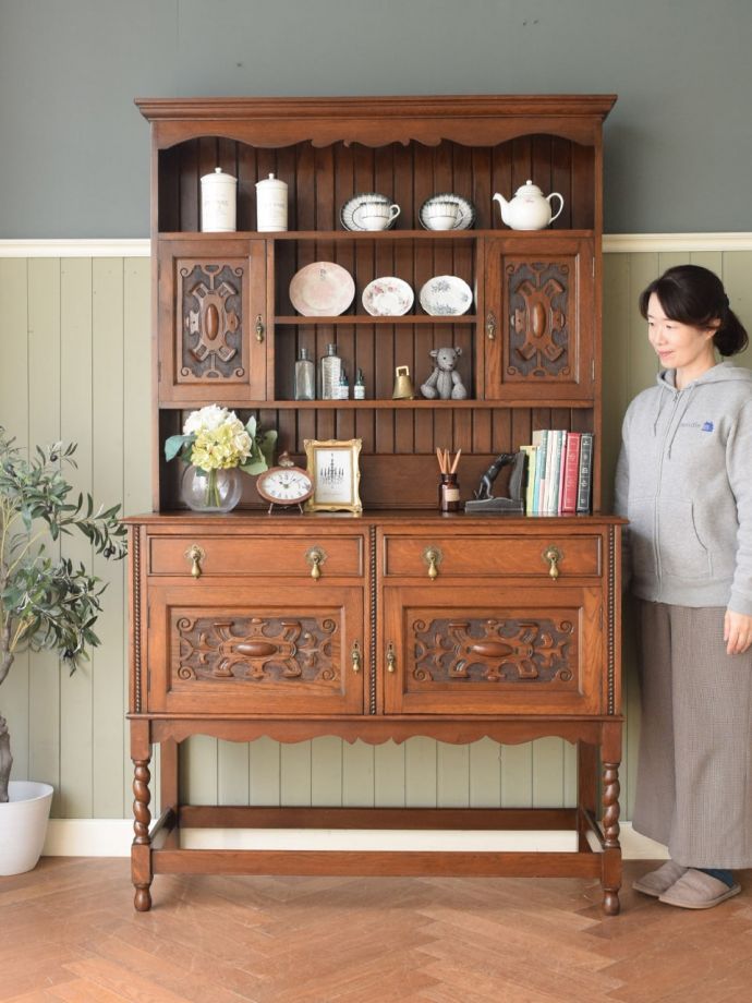 アンティークのオープンシェルフキャビネット